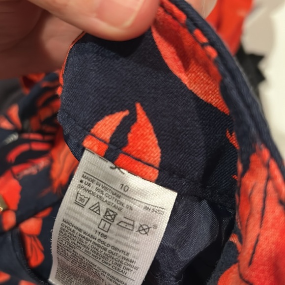 3/$20🎈
Old navy pixie pants - lobster print - Picture 4 of 4